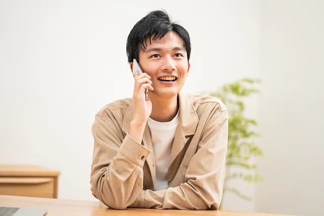 電話をする男性